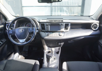 Подержанный автомобиль Toyota RAV4 2015 года (12 фото)
