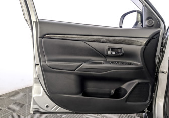 Подержанный автомобиль Mitsubishi Outlander 2016 года (19 фото)
