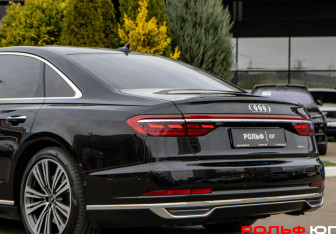Подержанный автомобиль Audi A8 2022 года (27 фото)