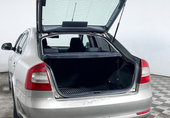 Подержанный автомобиль Skoda Octavia Liftback 2009 года (9 фото)
