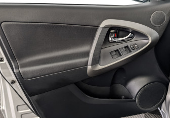 Подержанный автомобиль Toyota RAV4 2012 года (19 фото)