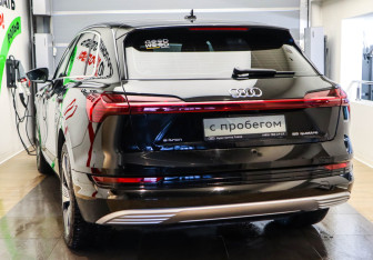 Подержанный автомобиль Audi e-tron 2021 года (6 фото)