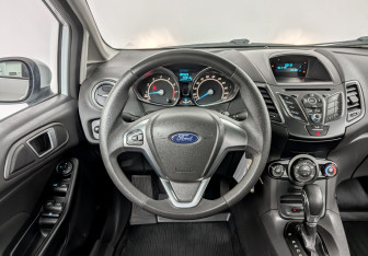 Подержанный автомобиль Ford Fiesta Sedan 2015 года (20 фото)