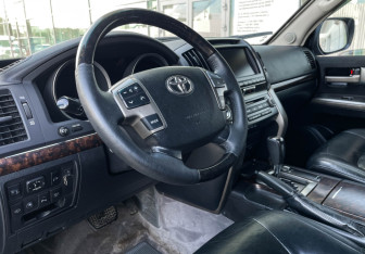 Подержанный автомобиль Toyota Land Cruiser Suv 2012 года (13 фото)