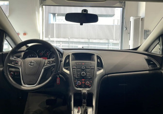 Подержанный автомобиль Opel Astra Hatchback 2012 года (11 фото)