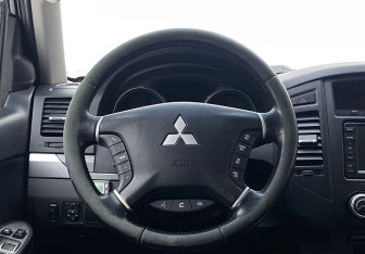 Подержанный автомобиль Mitsubishi Pajero 2010 года (12 фото)
