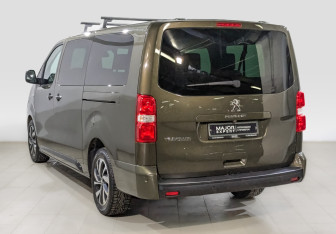 Подержанный автомобиль Peugeot Traveller 2018 года (7 фото)
