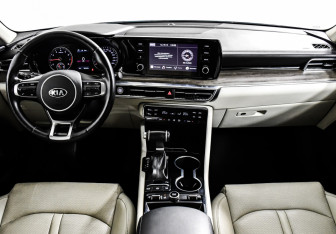 Подержанный автомобиль Kia K5 2021 года (11 фото)