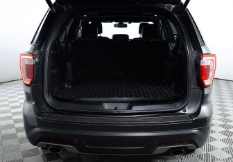 Подержанный автомобиль Ford Explorer 2018 года (15 фото)