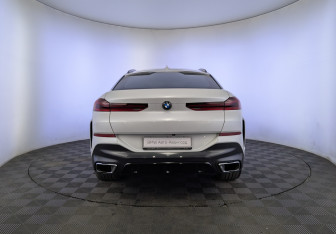 Подержанный автомобиль BMW X6 2022 года (6 фото)