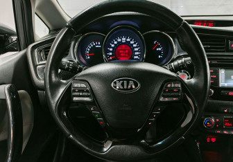 Подержанный автомобиль Kia Ceed Hatchback 2016 года (12 фото)