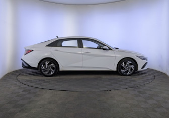 Подержанный автомобиль Hyundai Elantra Sedan 2023 года (4 фото)