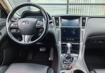 Подержанный автомобиль Infiniti Q50 2015 года (15 фото)