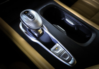 Подержанный автомобиль Voyah Dream 2023 года (20 фото)