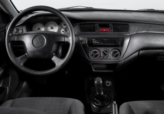 Подержанный автомобиль Mitsubishi Lancer Sedan 2005 года (12 фото)