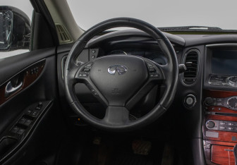 Подержанный автомобиль Infiniti QX50 2015 года (15 фото)