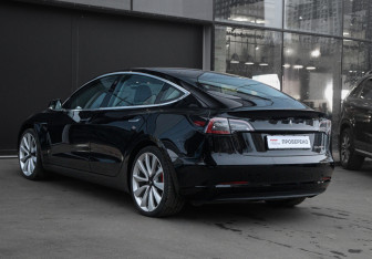Подержанный автомобиль Tesla Model 3 2019 года (7 фото)