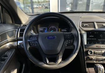 Подержанный автомобиль Ford Explorer 2018 года (14 фото)