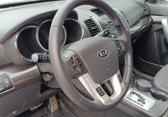 Подержанный автомобиль Kia Sorento 2012 года (13 фото)