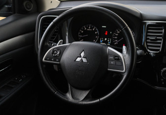 Подержанный автомобиль Mitsubishi Outlander 2014 года (11 фото)