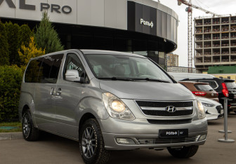 Подержанный автомобиль Hyundai Grand Starex 2014 года (2 фото)