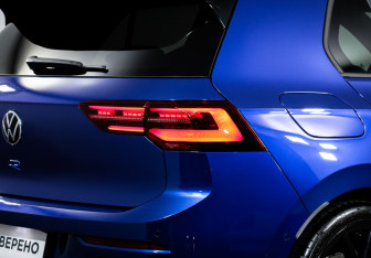 Подержанный автомобиль Volkswagen Golf R Hatchback 2023 года (20 фото)