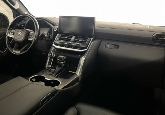 Подержанный автомобиль Toyota Land Cruiser Suv 2022 года (9 фото)