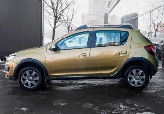 Подержанный автомобиль Renault Sandero 2015 года (8 фото)