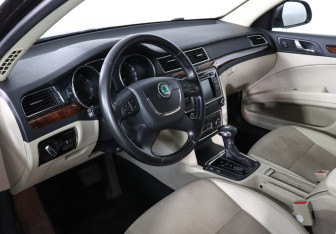 Подержанный автомобиль Skoda Superb Liftback 2012 года (9 фото)