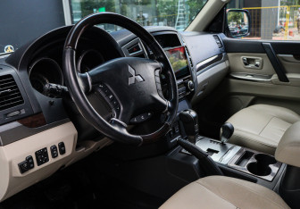Подержанный автомобиль Mitsubishi Pajero 2019 года (12 фото)