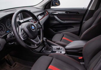Подержанный автомобиль BMW X1 2017 года (10 фото)
