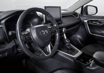 Подержанный автомобиль Toyota RAV4 2022 года (14 фото)
