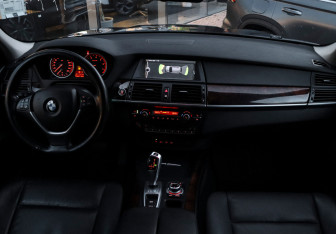 Подержанный автомобиль BMW X5 2010 года (11 фото)