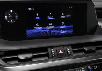 Подержанный автомобиль Lexus ES 2019 года (19 фото)