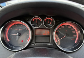 Подержанный автомобиль Peugeot 408 2013 года (12 фото)