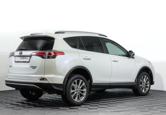 Подержанный автомобиль Toyota RAV4 2018 года (5 фото)
