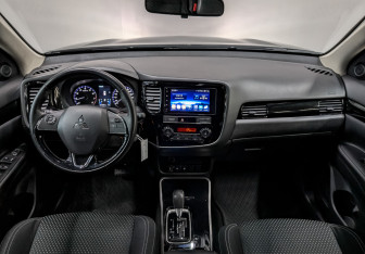 Подержанный автомобиль Mitsubishi Outlander 2019 года (14 фото)