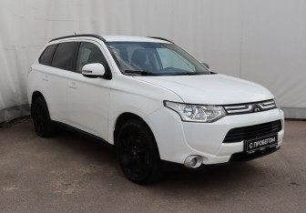 Подержанный автомобиль Mitsubishi Outlander 2012 года (3 фото)