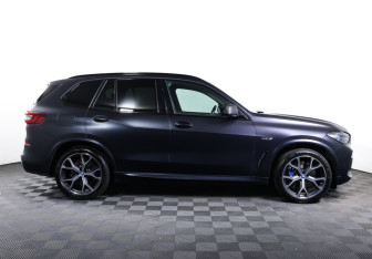 Подержанный автомобиль BMW X5 2022 года (4 фото)