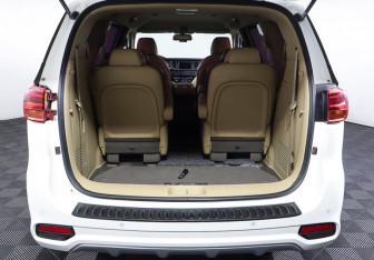 Подержанный автомобиль Kia Carnival 2020 года (10 фото)