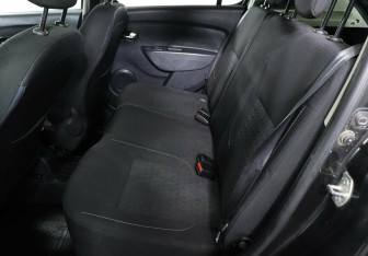 Подержанный автомобиль Renault Sandero 2015 года (9 фото)