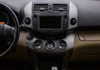 Подержанный автомобиль Toyota RAV4 2011 года (14 фото)