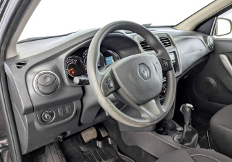 Подержанный автомобиль Renault Sandero 2017 года (16 фото)