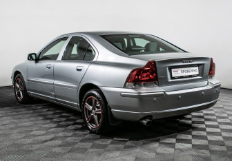 Подержанный автомобиль Volvo S60 2007 года (7 фото)