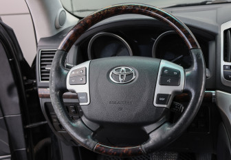 Подержанный автомобиль Toyota Land Cruiser Suv 2013 года (16 фото)