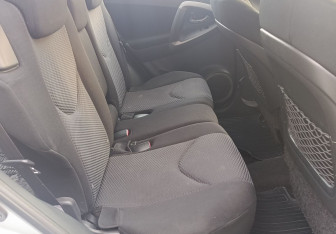 Подержанный автомобиль Toyota RAV4 2006 года (11 фото)