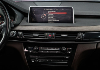 Подержанный автомобиль BMW X5 2015 года (11 фото)
