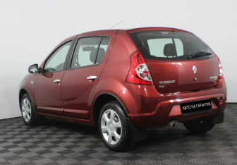 Подержанный автомобиль Renault Sandero 2013 года (3 фото)