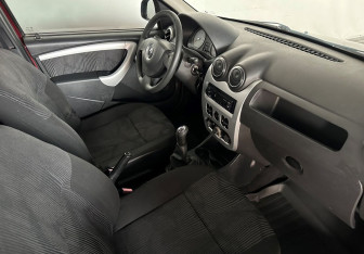 Подержанный автомобиль Renault Logan Sedan 2011 года (9 фото)