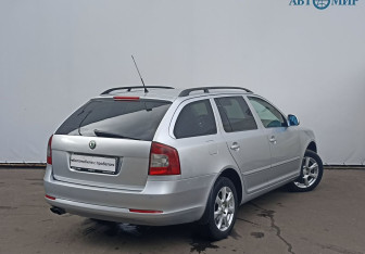 Подержанный автомобиль Skoda Octavia Wagon 2010 года (5 фото)